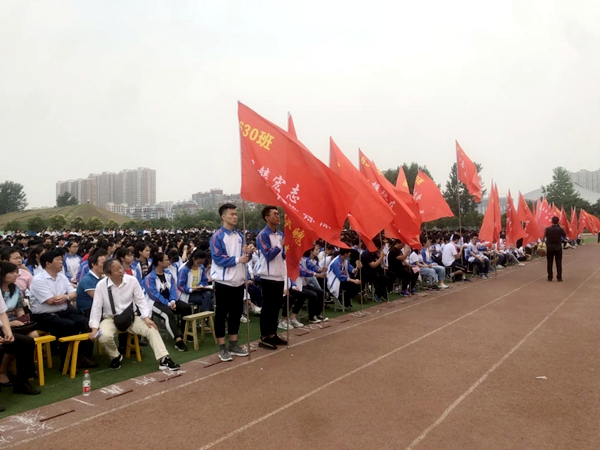 驻马店高中为高三考生壮行 学弟学妹齐送祝福