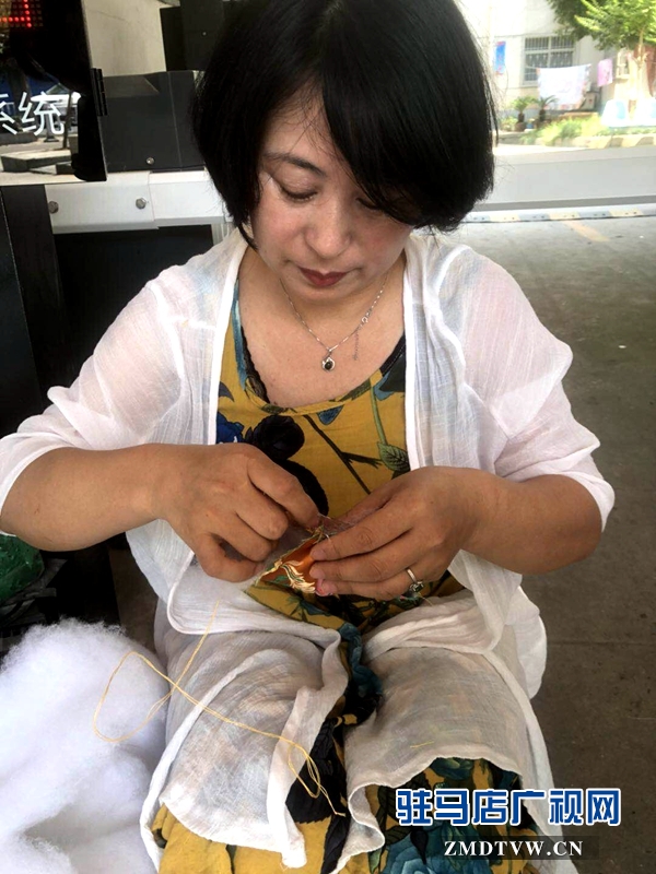 “非遗”茱萸绛囊传承人做香包迎端午