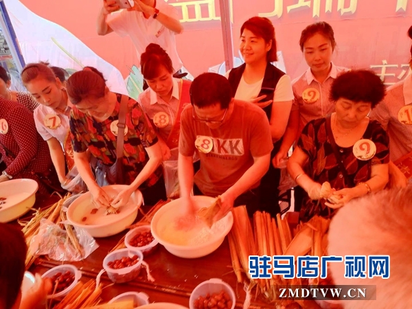 浓情端午 驻马店喜盈门购物广场举办包粽子比赛