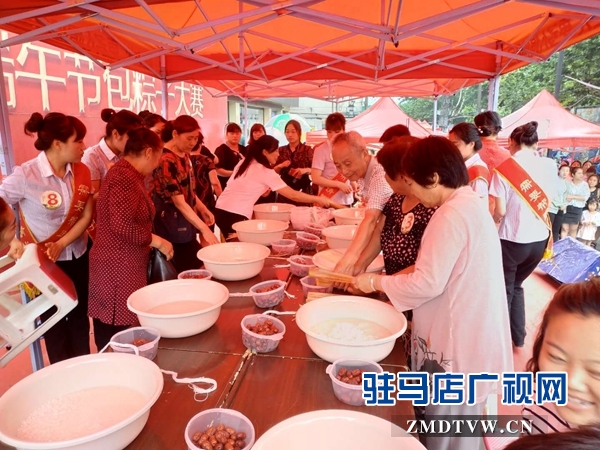 浓情端午 驻马店喜盈门购物广场举办包粽子比赛
