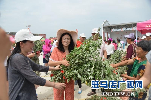 代海荣制作手工产品打开致富大门