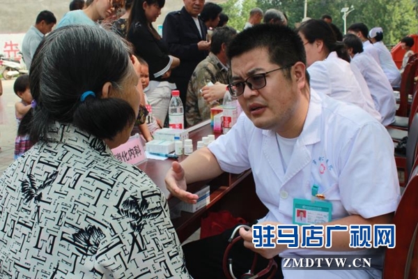 市中心医院到确山县开展健康扶贫义诊活动