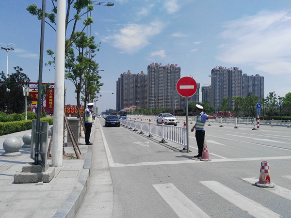 驻马店：高温下的魅力“警”色