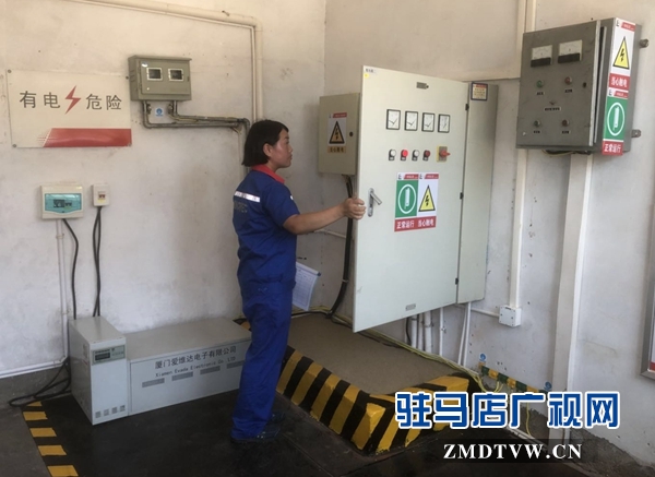 驻马店加油站工作人员与热浪相伴 为汽车输送“能量”