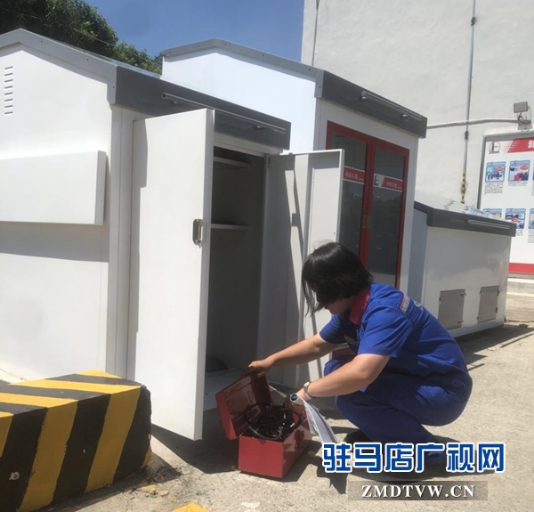 驻马店加油站工作人员与热浪相伴 为汽车输送“能量”