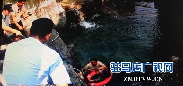 七旬老人不慎落水 特警支队民警紧急施救