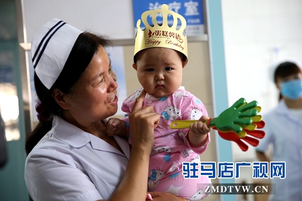这名小女孩在医院迎来自己的周岁生日