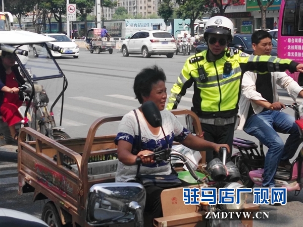 摩托车机动大队民警：整治交通违法 我们一直在路上