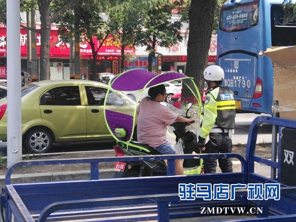 摩托车机动大队民警：整治交通违法 我们一直在路上