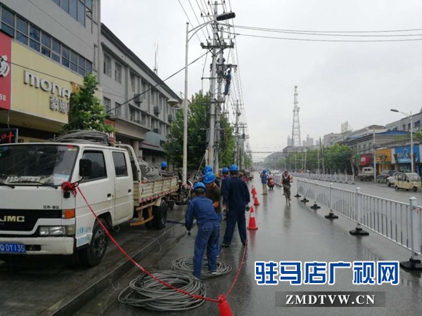 泌阳：暴雨突袭电路毁坏 电力职工奋力抢修