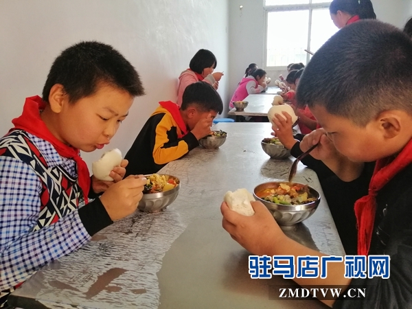 驿城区首批“免费午餐驻马店模式”开餐学校正式开餐