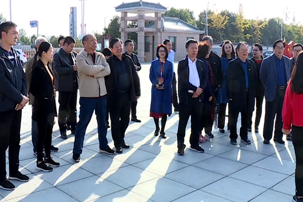 第八届黄河戏剧节专家评委团来西平县参观考察
