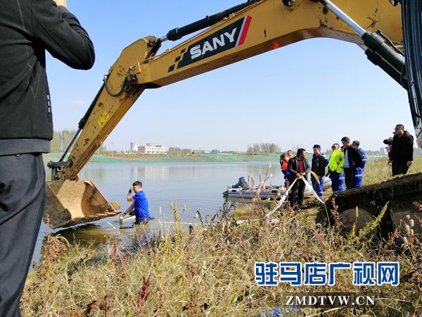 汽车夜间“飞”入河中  “蛟龙”下冷水打捞