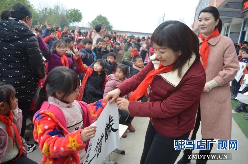 开发区关王庙乡中心小学有间“爱心书法展室”