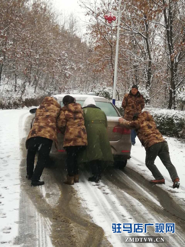 确山县卫计委顶风冒雪扶贫攻坚