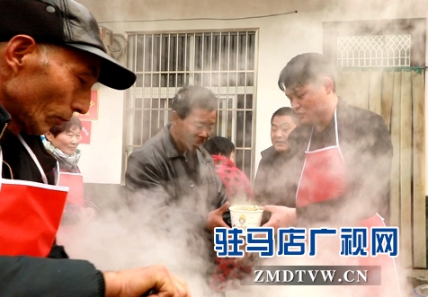 67户贫困户与扶贫干部共吃团圆饭
