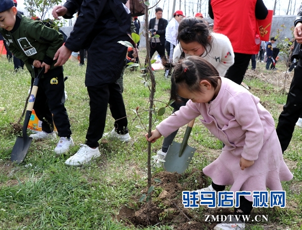 驻马店广播电视台FM102.4组织听友开展义务植树活动