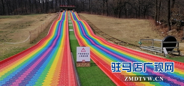 天气转暖 金顶山迎来春游小高峰