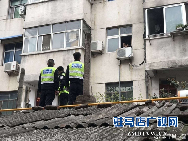 居民楼突发火灾 巡逻辅警临危不惧火场救援