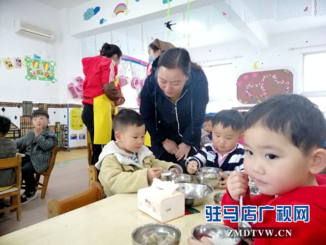 驻马店市各中小学幼儿园积极实行集中用餐陪餐制度