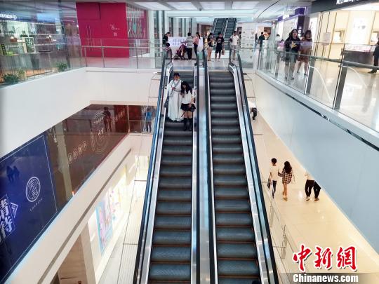 “汉服热”渐升温 年轻人恋其“表”更爱其“里” 