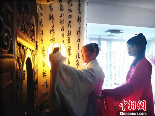 “汉服热”渐升温 年轻人恋其“表”更爱其“里” 