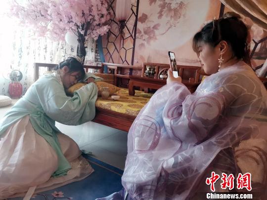 “汉服热”渐升温 年轻人恋其“表”更爱其“里” 