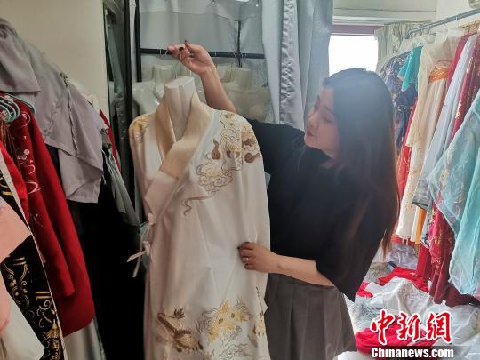 “汉服热”渐升温 年轻人恋其“表”更爱其“里” 