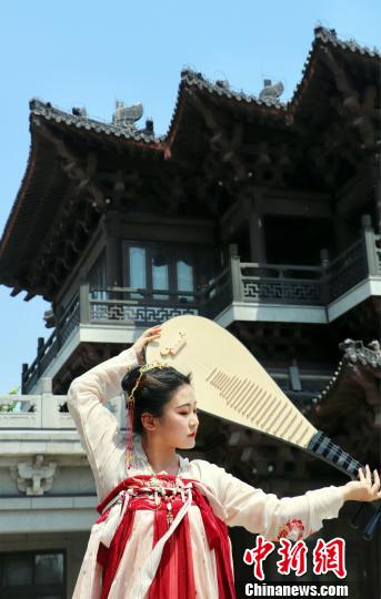 “汉服热”渐升温 年轻人恋其“表”更爱其“里” 