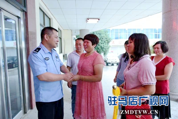 母女不慎落水中 正阳警官勇救人