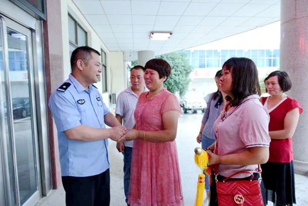 母女不慎落水中 正阳警官勇救人