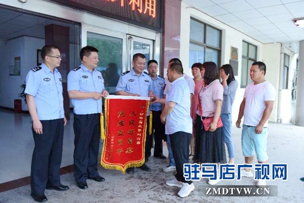 母女不慎落水中 正阳警官勇救人