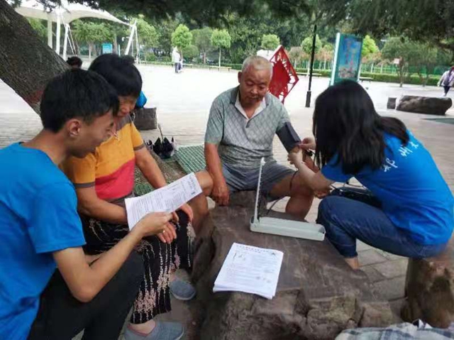 郑州大学医学院暑期志愿服务活动走进驻马店