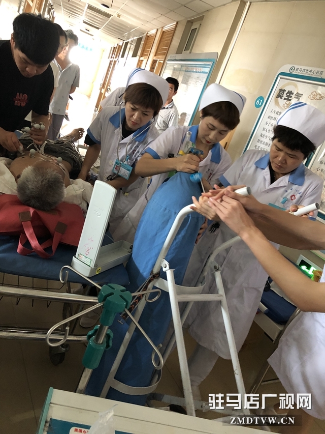 七旬老人就医突发心肌梗死  医护人员上演生死大营救