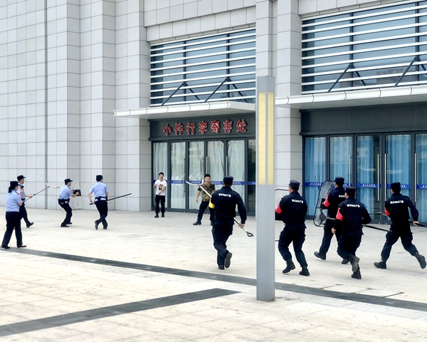 驻马店火车站开展反恐防暴演练活动