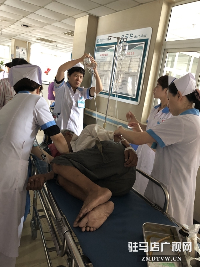 七旬老人就医突发心肌梗死  医护人员上演生死大营救