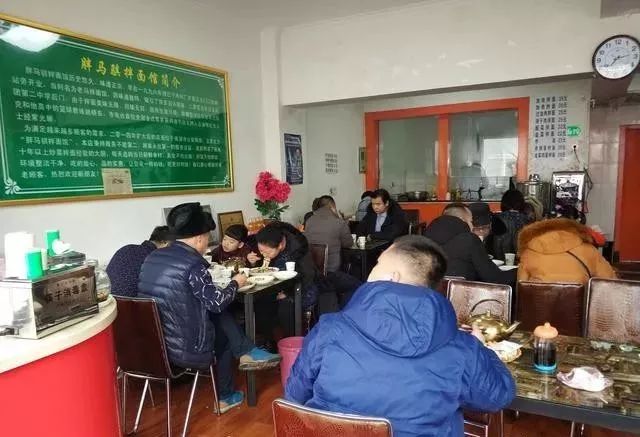 深夜食堂：攒劲弟弟带你吃！乌鲁木齐十大经典拌面馆，咱新疆人就好这口... 