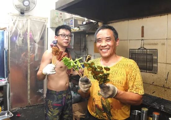 长沙老巷子里烧烤父子的日与夜