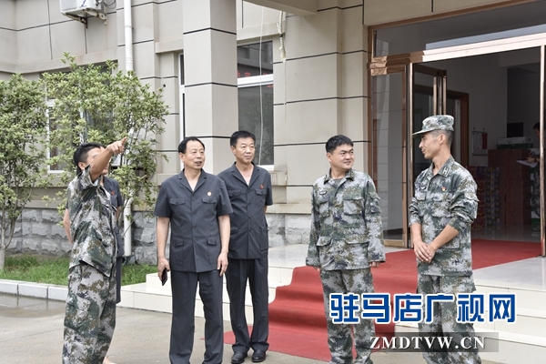 泌阳县法院干警受邀观看演习.JPG