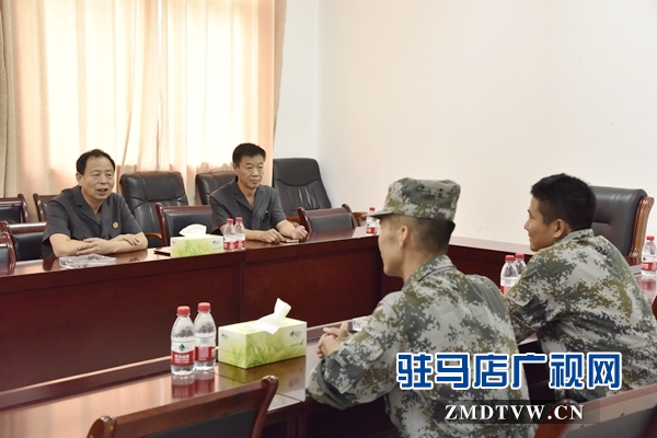 举行座谈会.JPG