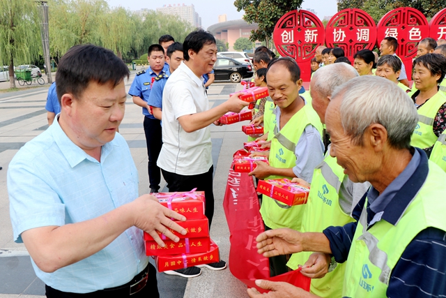 爱心企业送月饼  感恩城市美容师