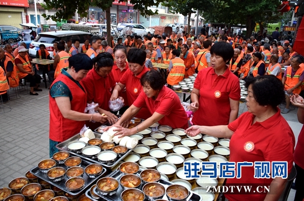 西平爱心人士为环卫工人和孤寡老人发放月饼