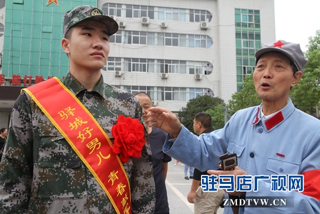 驿城区军地为赴杭新兵送上文艺大餐