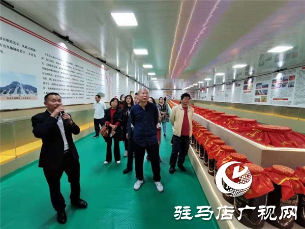 朗陵原酒压排度夏150天发酵期开窖酿酒当日喜迎许昌市客商参观考察