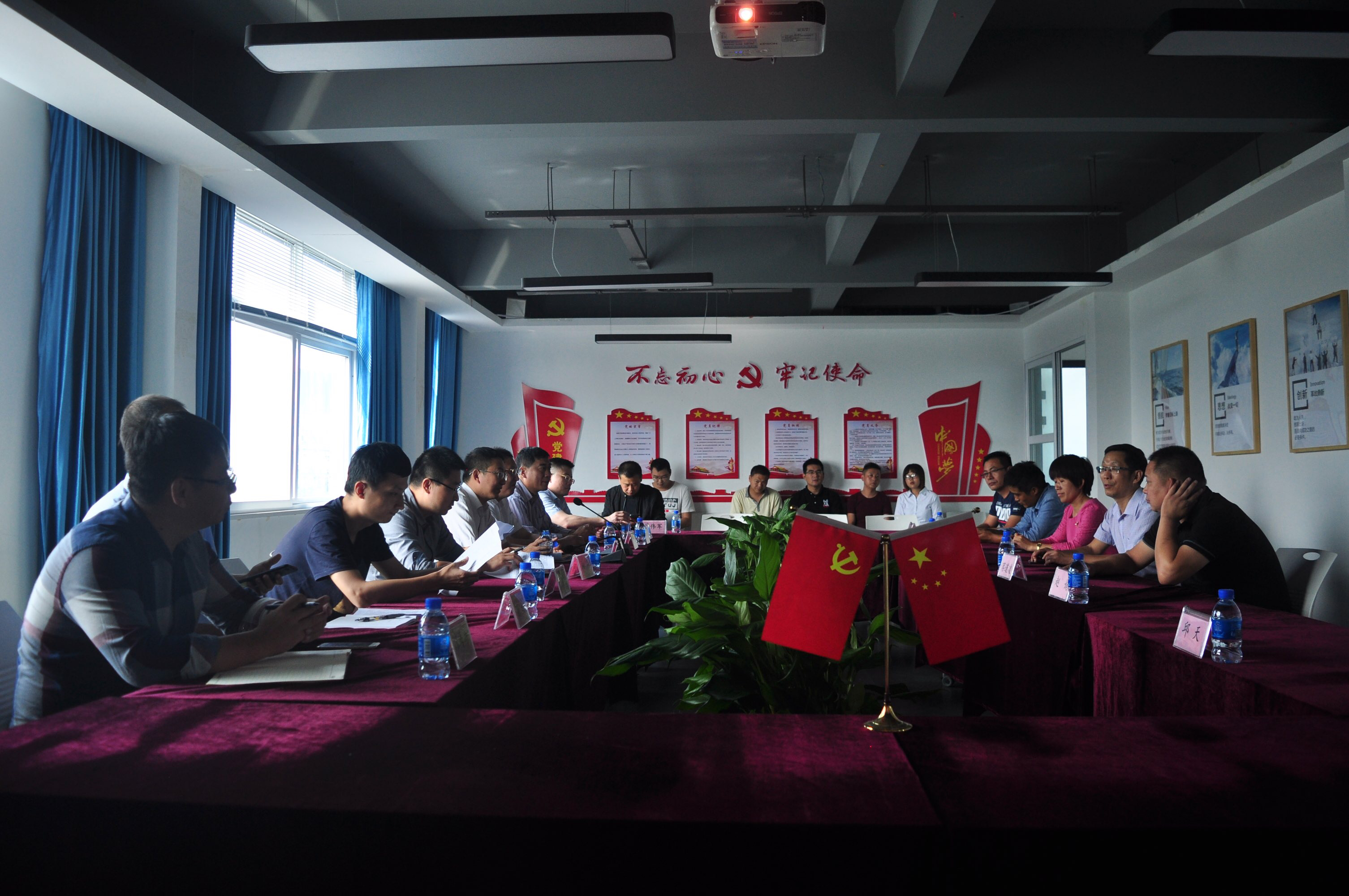 中国华电集团有限公司领导专家、河南省有色金属地质矿产局领导莅临云创谷科技产业园调研