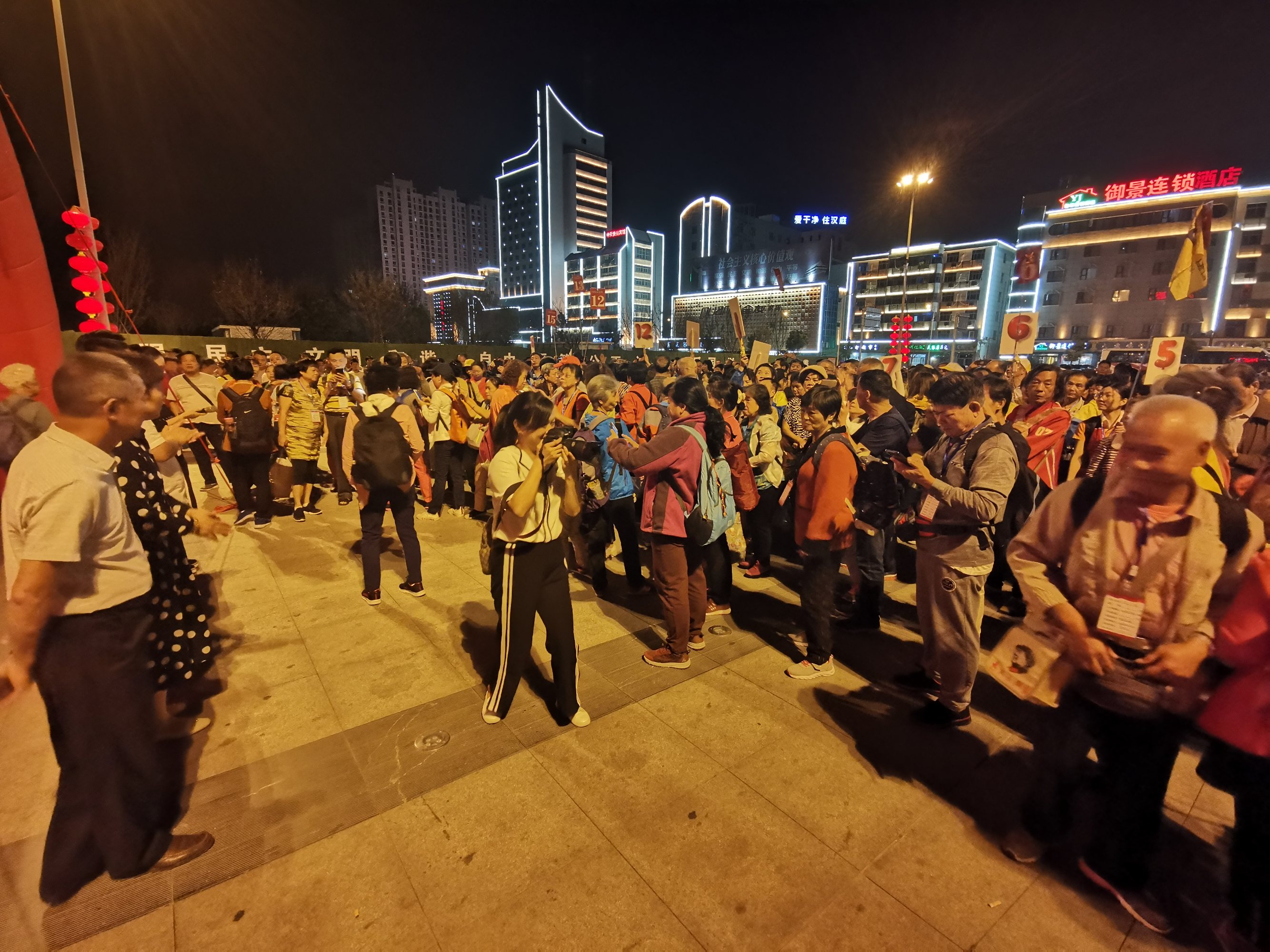 “和谐夕阳号”广西旅游专列贵宾团700余人首站抵达驻马店将开展为期一天的观光旅游