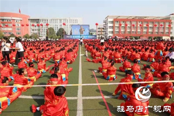 挑战吉尼斯世界纪录™荣誉最多人同时表演豫剧精品万人演唱会璀璨绽放天中