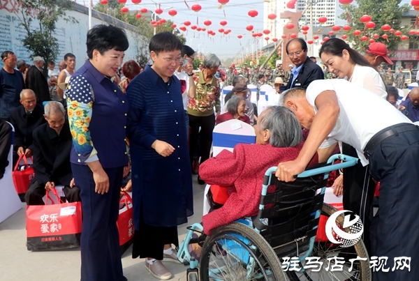 经济开发区慈善总会联合区民政局重阳节前夕给高龄老人送“礼物”