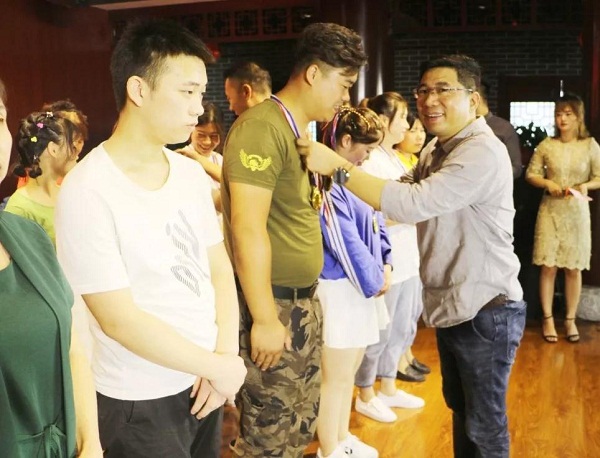 东方王朝集团成功举办第六届积分标兵存款分红大会