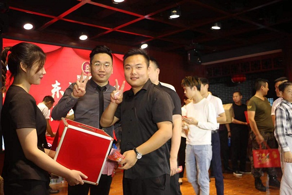 东方王朝集团成功举办第六届积分标兵存款分红大会